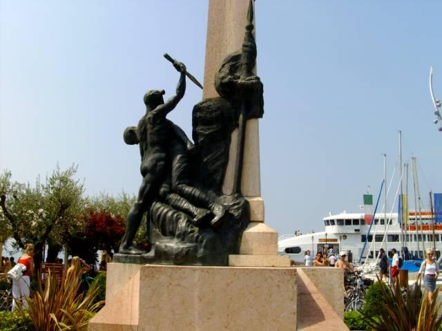 Skulptur ved havnen i Bardolino
